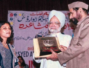 12.-Dr.-K.S.M.-Yunus-giving-Memento-to-Honble-Dr.-Manmohan-Singh-Prime-Minister-in-Millennium-Award-Mushaira-in-2006