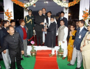 13.-Dr.-KSM-Yunus-getting-Award-from-Honble-Governor-B.L.-Joshi-Honble-Akhilesh-Yadav-CM-UP-on-Retreat-parade-of-Republic-Day-Jhanki-on-29.01.2014