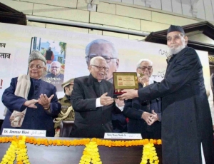 15.-Dr.-K.S.M.-Yunus-getting-Award-from-Honble-Ram-Nayak-Governor-of-UP-in-Function-in-Lucknow-University-in-the-presence-of-Honble-Dr.-Ammar-Rizvi-on-28.12.2016