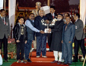 16.-Honble-Ram-Nayak-Governor-UP-Awarding-Dr.-KSM-Yunus-Dr.-Bazmi-Yunus-for-Eram-Tableau-on-Republic-Day-Parade-2016