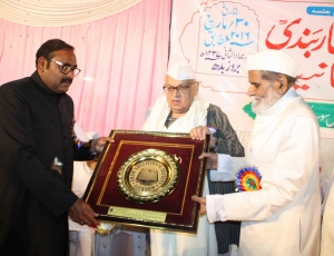 17.-Founder-Manager-Dr.-KSM-Yunus-Dr.-Bazmi-Yunus-presenting-Memento-to-Honble-Aziz-Quraishi-Former-Governor-of-Uttrakhand-Uttar-Pradesh-in-Campus-Eram-College-in-2016