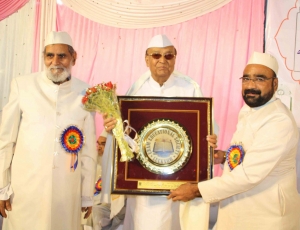 18.-Founder-Manager-Dr.-KSM-Yunus-Dr.-Razmi-Yunus-presenting-Memento-to-Honble-Sibte-Razi-Former-Governor-of-Jharkhand-Assam-in-Campus-Eram-College-in-2016