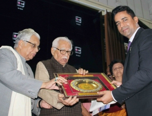 21.-Secretary-Er.-Saifi-Yunus-presenting-a-Memento-to-Honble-Ram-Nayak-Governor-UP-along-with-Honble-Ammar-Rizvi-in-a-felicitation-ceremony-at-Lucknow-University-in-2018
