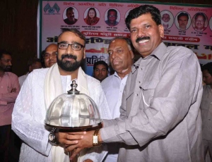 22.-Dr.-Razmi-Yunus-getting-Shiksha-Ratn-Award-from-State-Minister-Honble-Javed-Iqbal