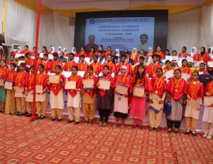 23.-Meritorious-Students-of-Eram-getting-Medals-Certificates-at-Meritorious-Students-Felicitation-Ceremony-on-11-Sept.-2019