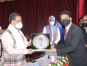 26.-Er.-Khwaja-Faizi-Yunus-presenting-Memento-to-Dr.-Dinesh-Sharma-Deputy-C.M.-in-Campus-Eram-College