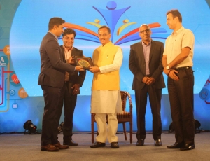 28.-Honble-Dr.-Dinesh-Sharma-Deputy-Chief-Minister-UP-presenting-an-Award-to-Secretary-Er.-Khwaja-Saifi-Yunus-in-2019