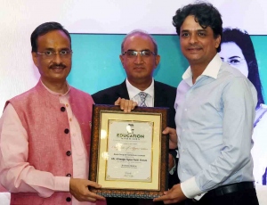 29.-Director-Er.-Khwaja-Faizi-Yunus-being-felicitated-with-Education-Warrior-Award-by-Honble-Dr.-Dinesh-Sharma-Deputy-Chief-Minister-UP-in-2021