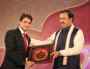 30.-Director-Er.-Khwaja-Faizi-Yunus-being-felicitated-with-Awadh-Samman-Award-by-Honble-Keshav-Prasad-Maurya-Deputy-Chief-Minister-UP-in-2020