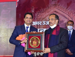 31.-Director-Er.-Khwaja-Faizi-Yunus-being-felicitated-with-Corona-Warrior-Award-by-Honble-Dr.-Dinesh-Sharma-Deputy-Chief-Minister-UP-in-2020