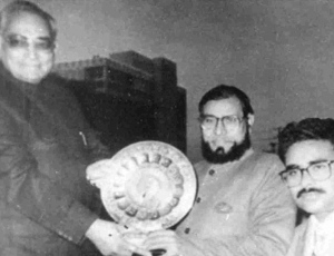 5.-Dr.-K.S.M.-Yunus-Dr.-Bazmi-Yunus-receiving-an-Award-from-Honble-Moti-Lal-Vohra-Governor-Uttar-Pradesh-in-1995