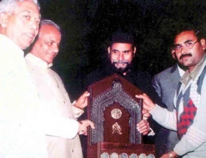 6.-Honble-Suraj-Bhan-Singh-Governor-UP-Honble-Kalyan-Singh-CM-UP-Awarding-Dr.-KSM-Yunus-Dr.-Bazmi-Yunus-for-Eram-Tableau-on-Republic-Day-Parade-1999