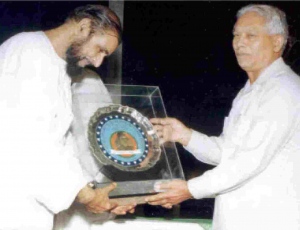 8.-Dr.-K.S.M.-Yunus-getting-an-Award-from-Honble-Governor-Suraj-Bhan-Singh-in-Raj-Bhawan-Lucknow-in-a-Function-of-Aijaz-Rizvi-Memorial-Society-2000
