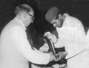 9.-Honble-Madhukar-Dege-Finance-Minister-giving-Award-to-Dr.-K.S.M.-Yunus-at-Clark-Awadh-Hotel